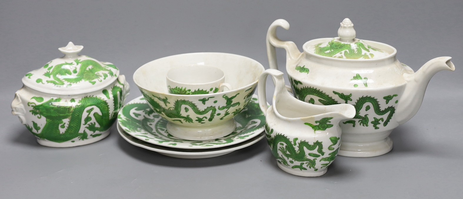 An English porcelain green dragon design part teaset, c.1820, teapot 18 cms high